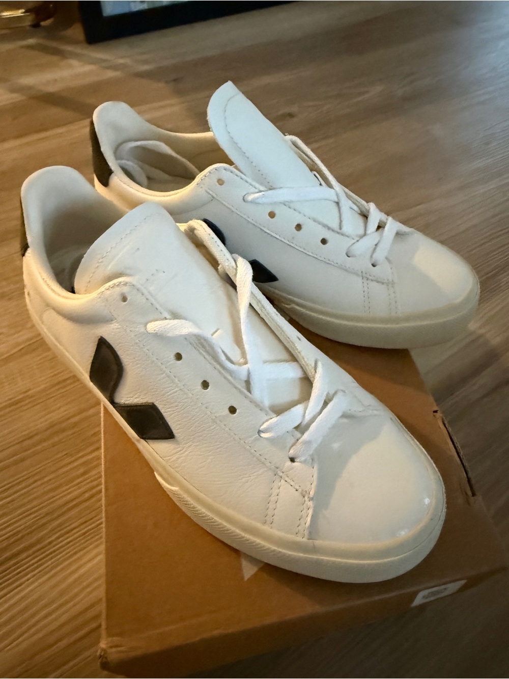 NEVER WORN VEJA CAMPO CHROME FREE EXTRA WHITE & BLACK LEATHER SNEAKERS, SIZE 9